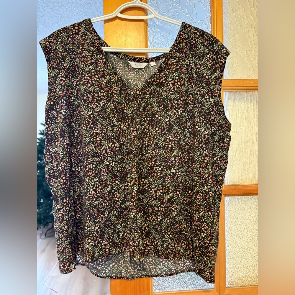 Reitman’s Woman’s Floral Sleeveless Lightweight Blouse - Size Extra Large